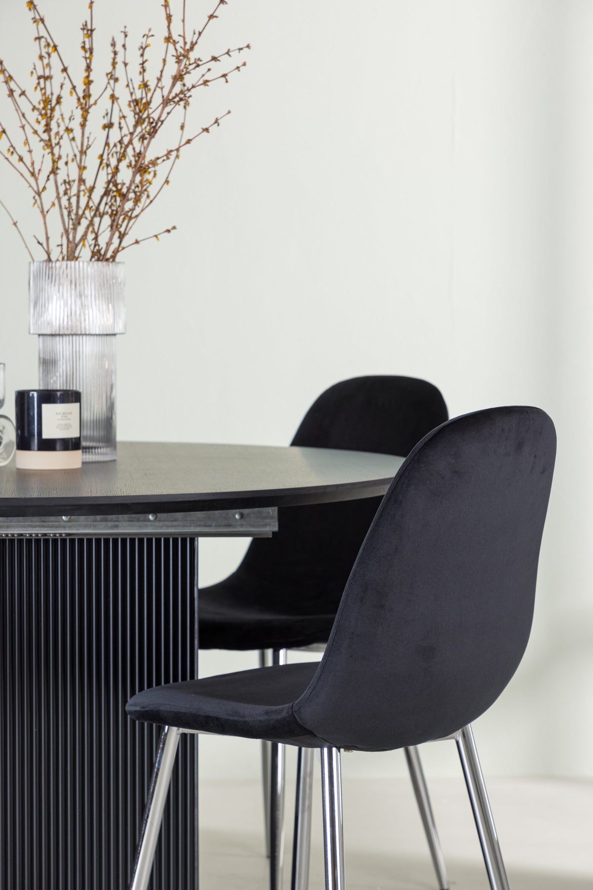 Matilda Matbord med Polar Stolarna – Bord: ⌀130 Stol: 52x90x45