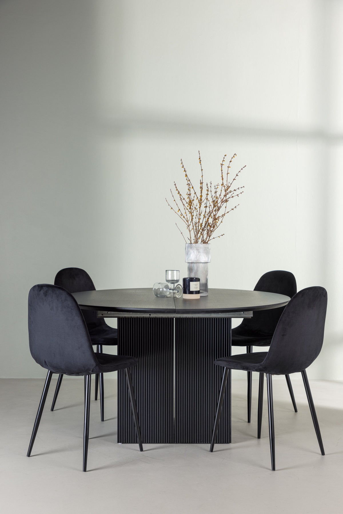 Matilda Matbord med Polar Stolarna – Bord: ⌀130 Stol: 53,3x88x44