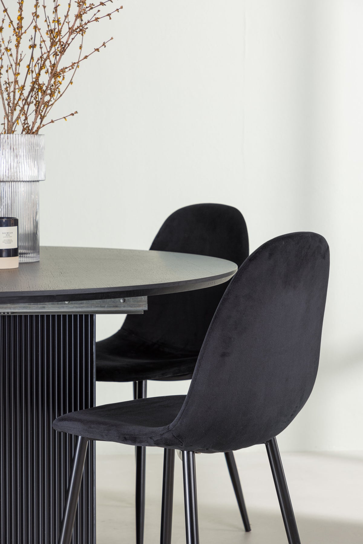 Matilda Matbord med Polar Stolarna – Bord: ⌀130 Stol: 53,3x88x44
