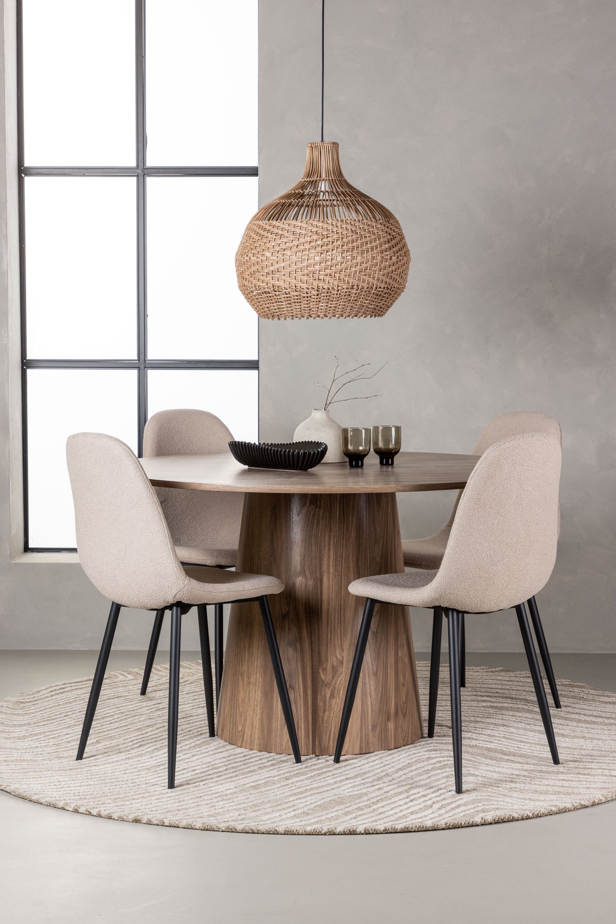 Lanzo Matbord med Polar Stolarna – Bord: ⌀120 Stol: 52x90x45