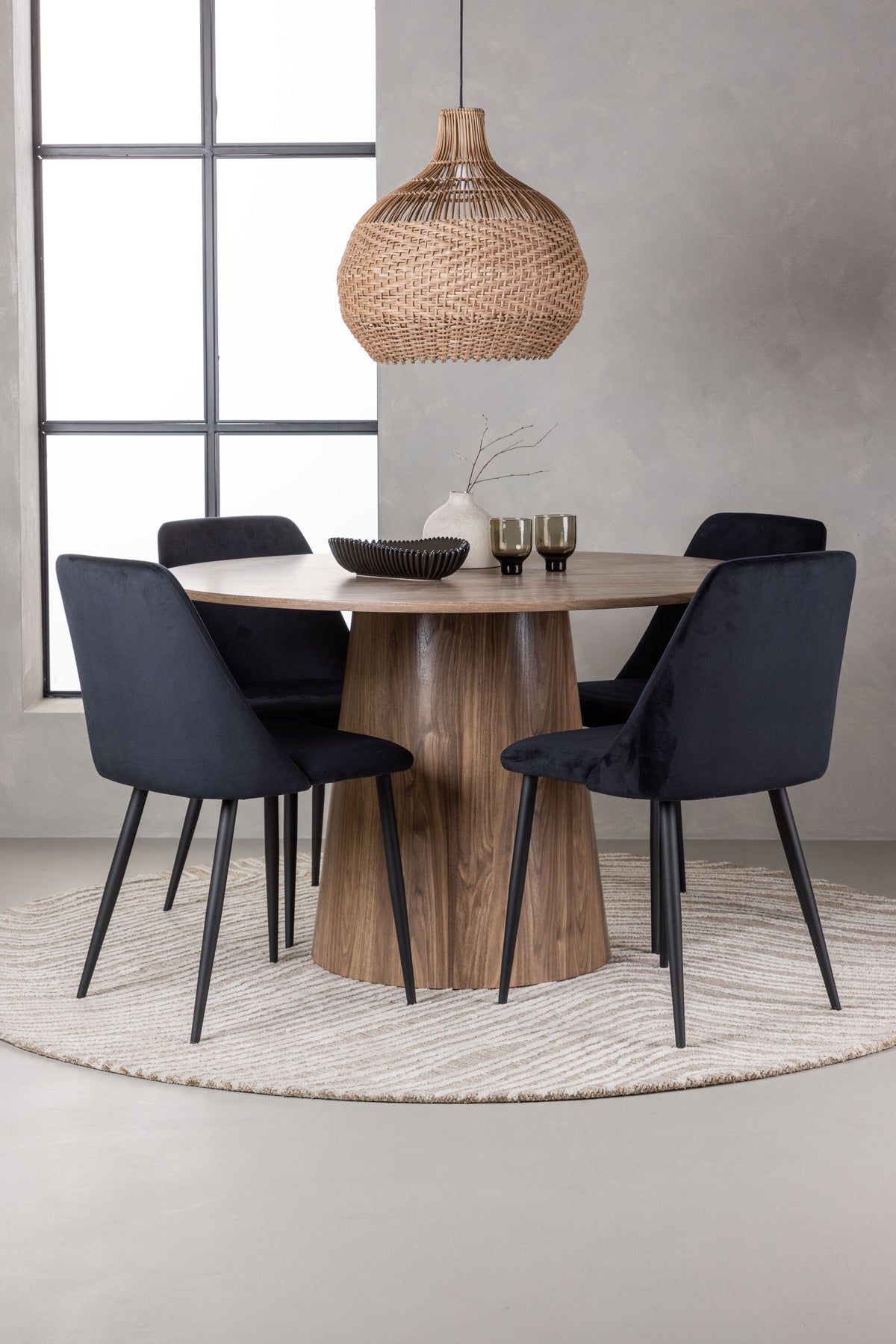 Lanzo Matbord med Night Stolarna – Bord: ⌀120 Stol: 56x87x49