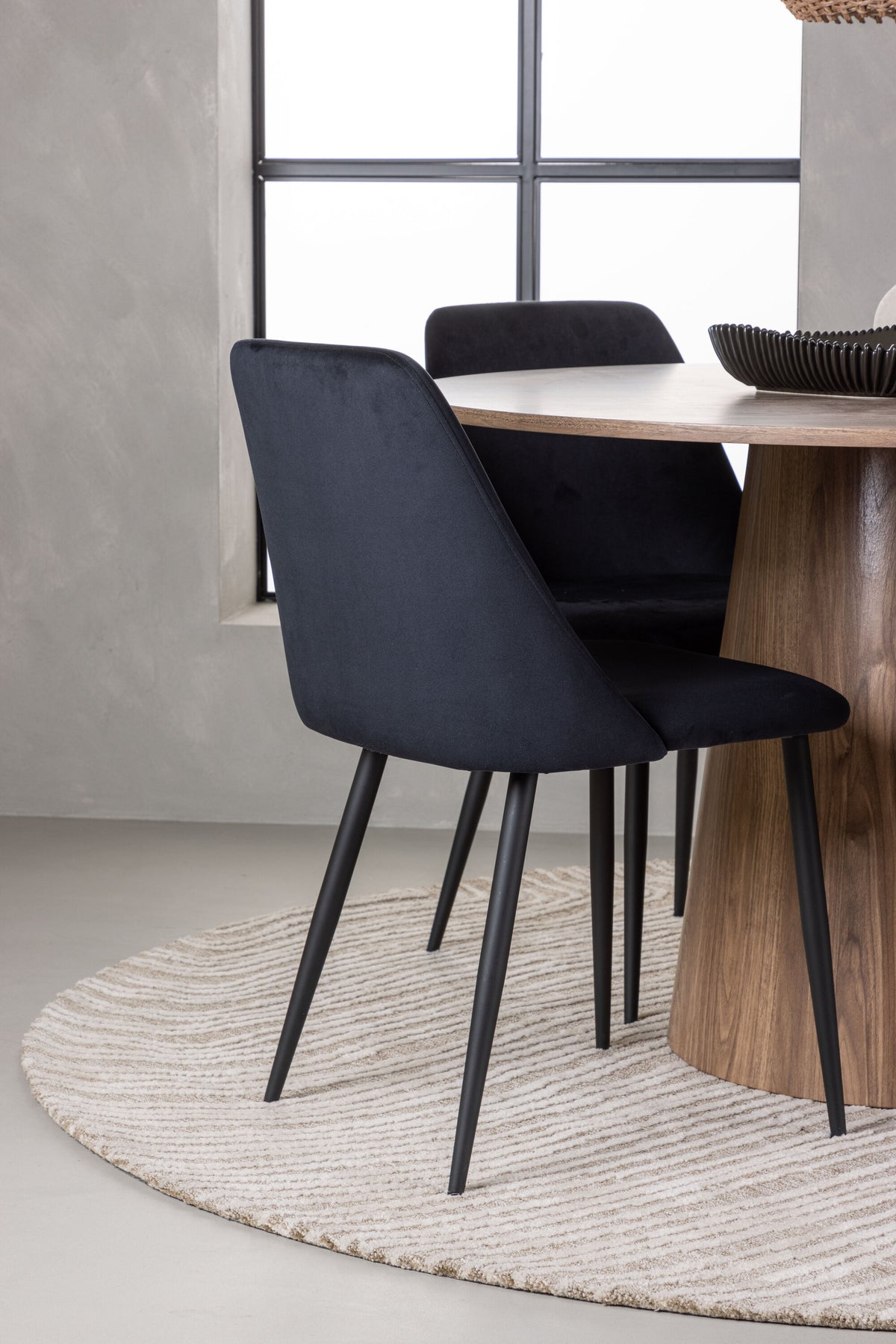 Lanzo Matbord med Night Stolarna – Bord: ⌀120 Stol: 56x87x49