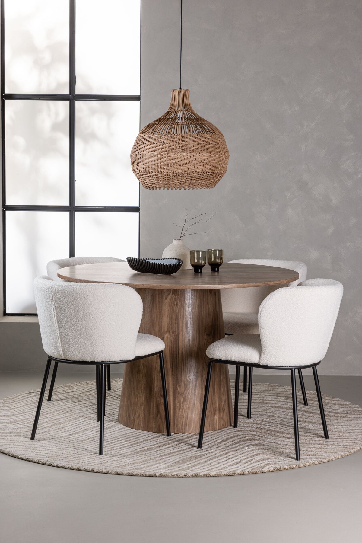 Lanzo Matbord med Edina Stolarna – Bord: ⌀120 Stol: 56x76x55