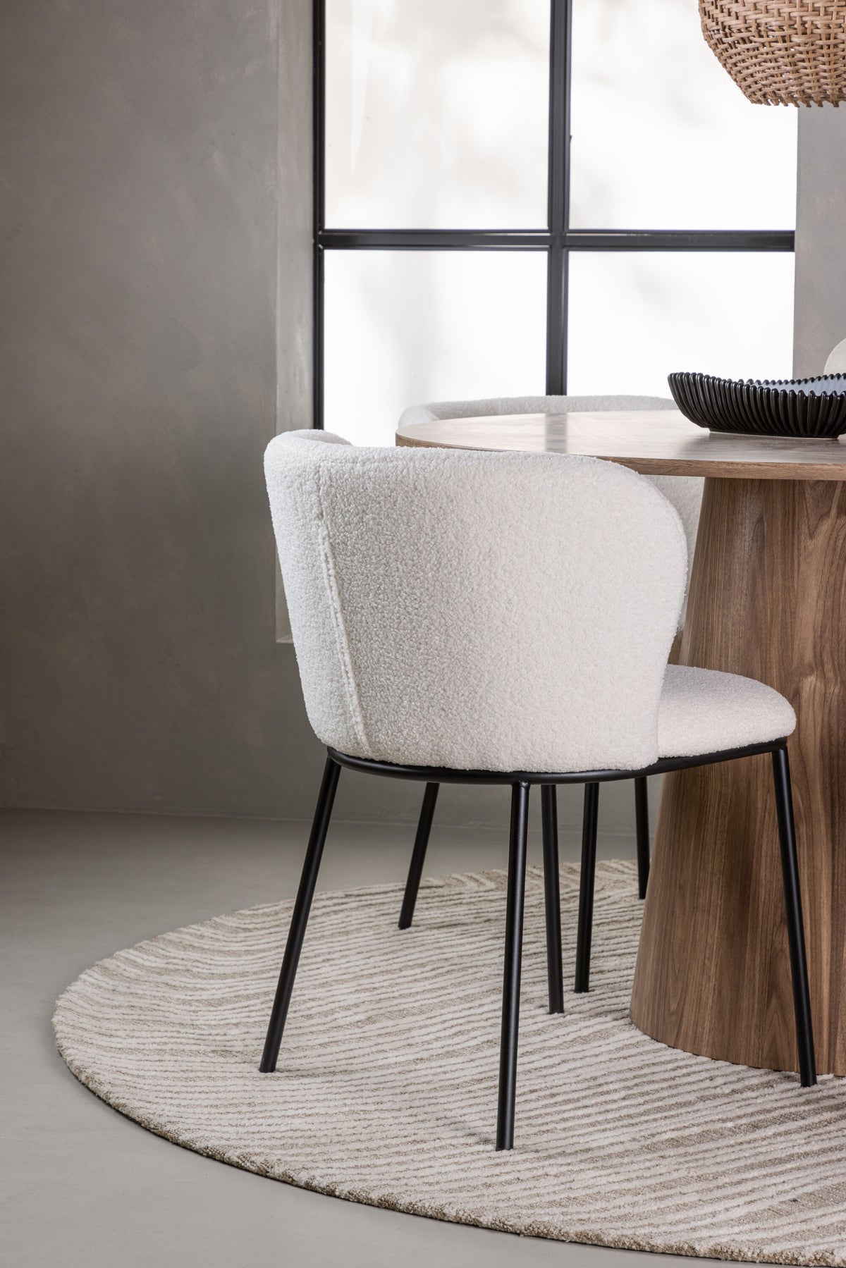 Lanzo Matbord med Edina Stolarna – Bord: ⌀120 Stol: 56x76x55