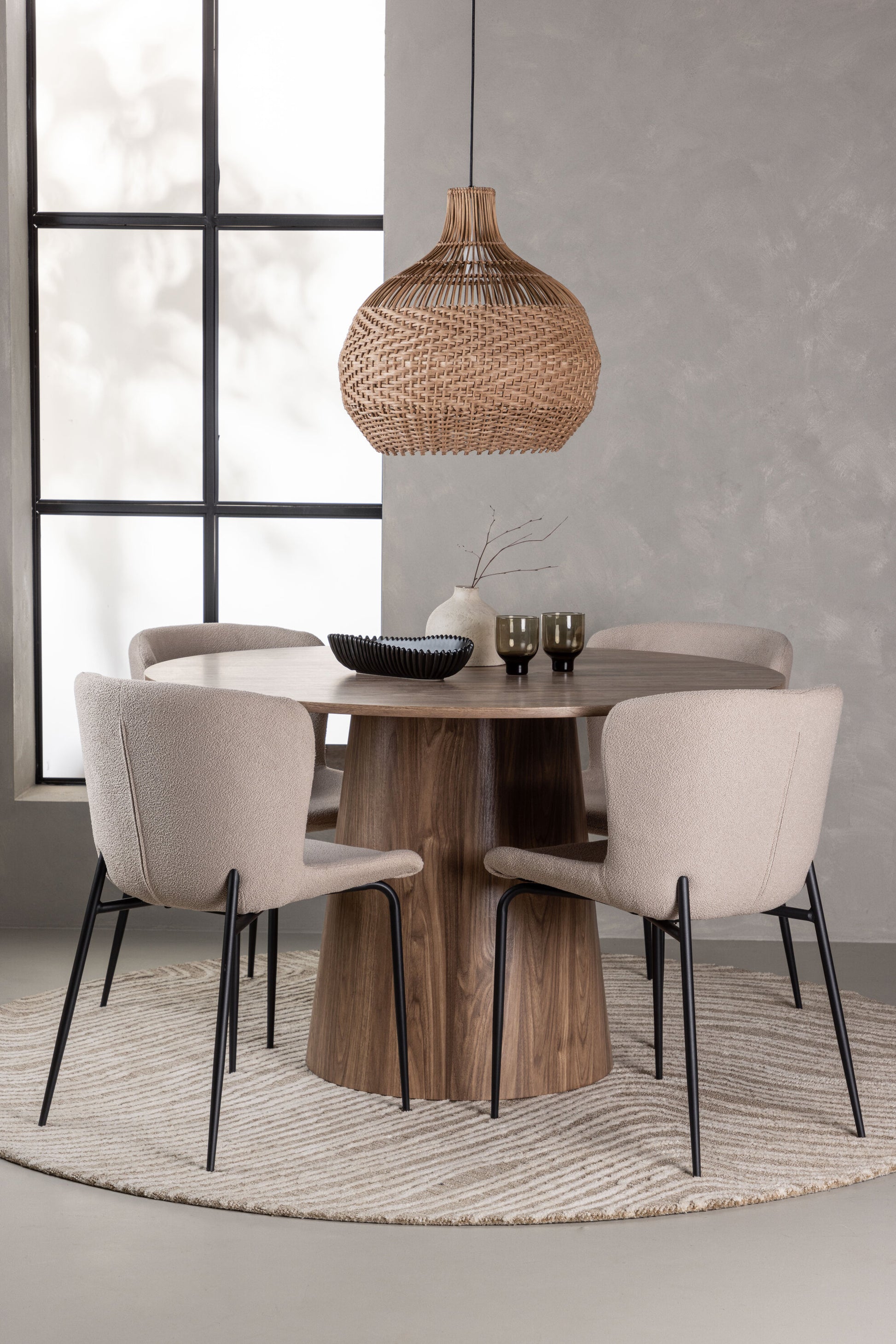 Lanzo Matbord med Modesto Stolarna – Bord: ⌀120 Stol: 54x79,5x48
