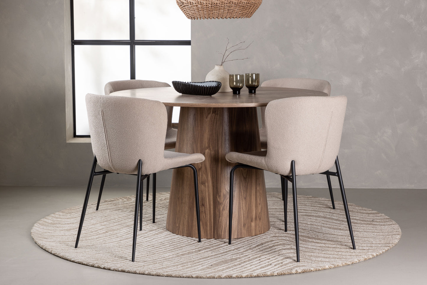 Lanzo Matbord med Modesto Stolarna – Bord: ⌀120 Stol: 54x79,5x48