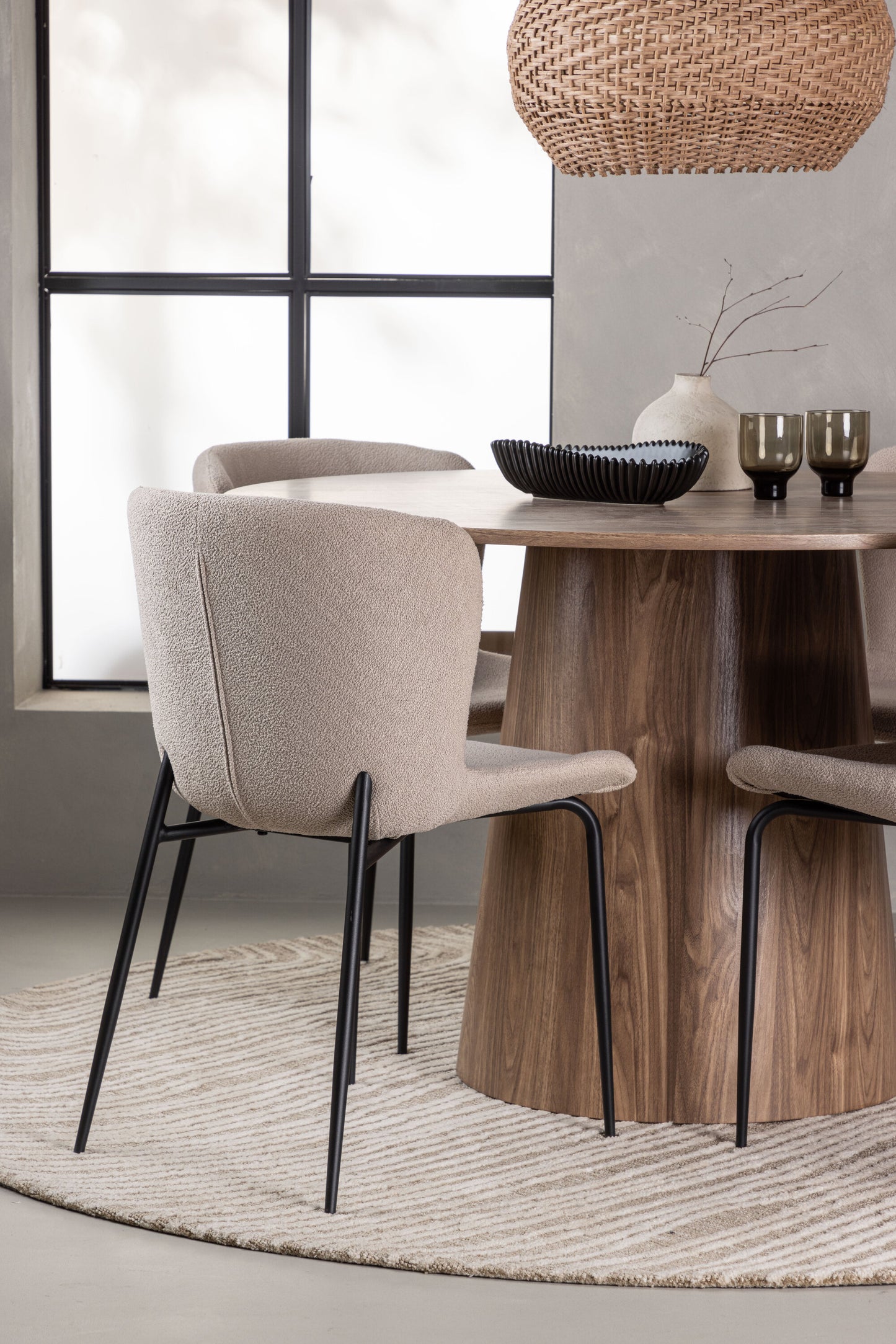 Lanzo Matbord med Modesto Stolarna – Bord: ⌀120 Stol: 54x79,5x48