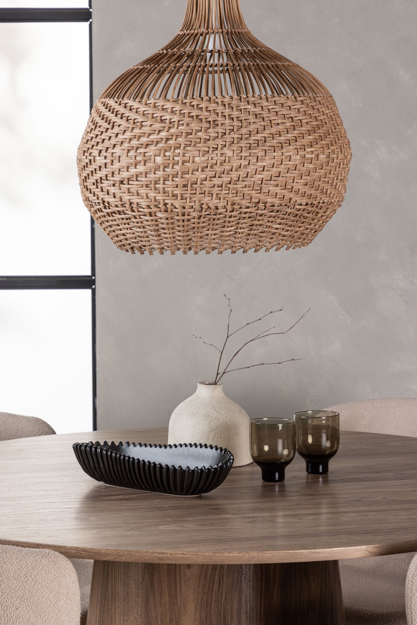 Lanzo Matbord med Modesto Stolarna – Bord: ⌀120 Stol: 54x79,5x48