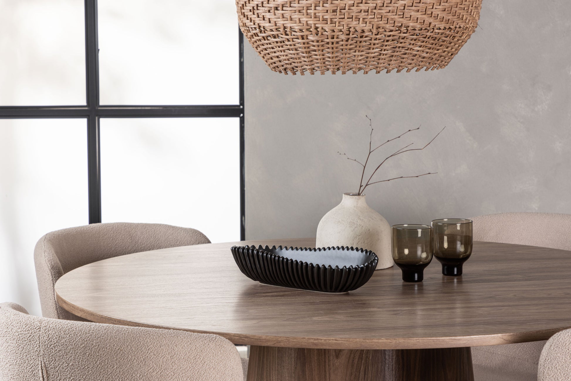 Lanzo Matbord med Modesto Stolarna – Bord: ⌀120 Stol: 54x79,5x48