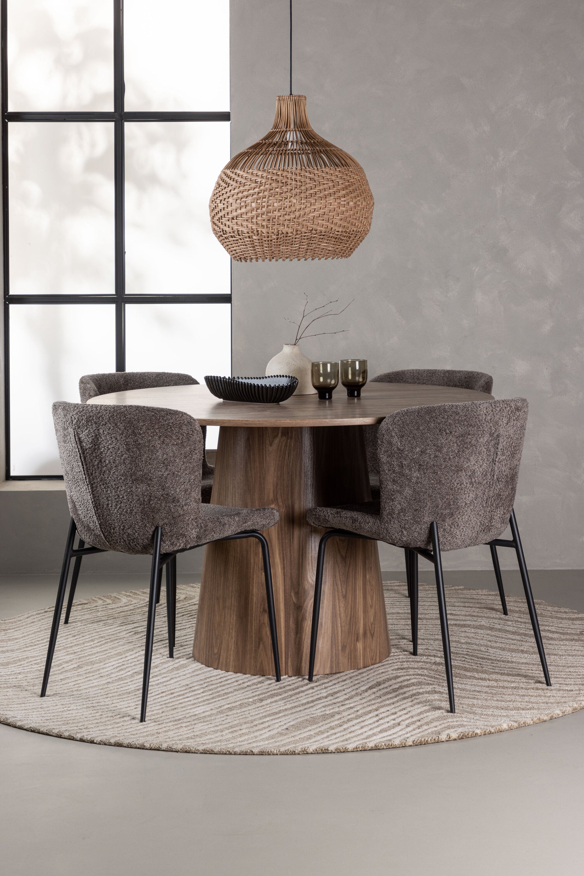 Lanzo Matbord med Modesto Stolarna – Bord: ⌀120 Stol: 54x79,5x48