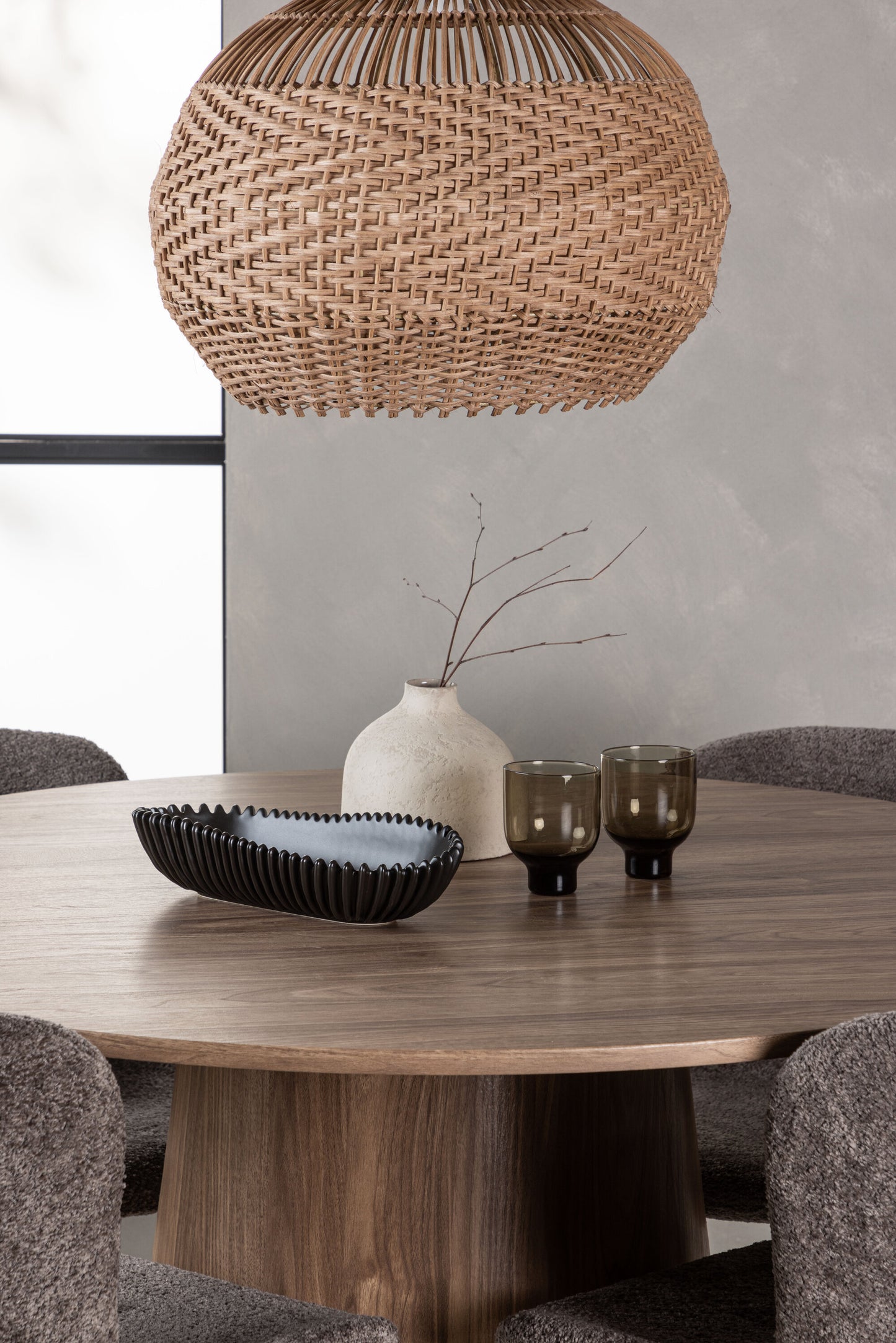 Lanzo Matbord med Modesto Stolarna – Bord: ⌀120 Stol: 54x79,5x48