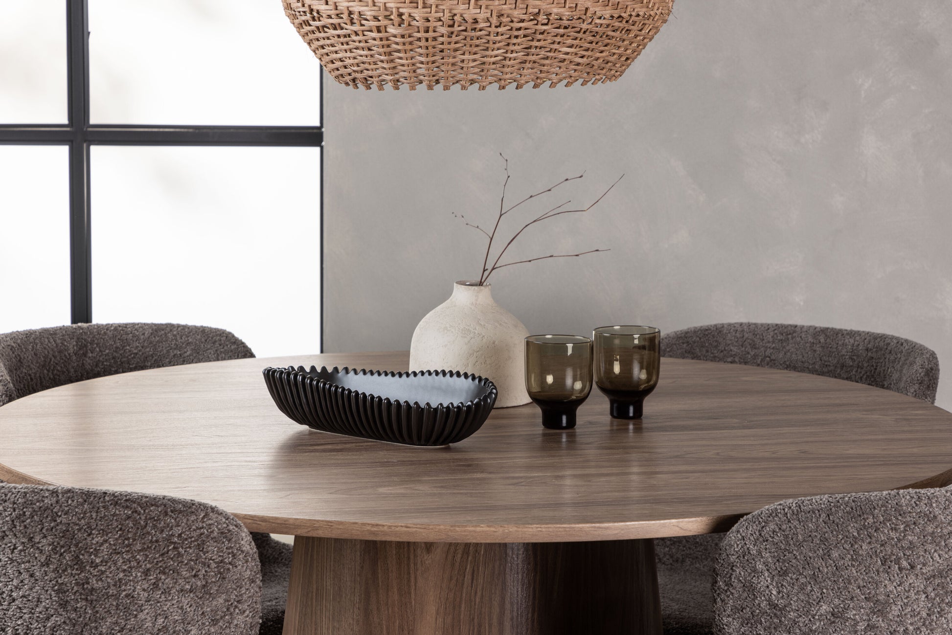 Lanzo Matbord med Modesto Stolarna – Bord: ⌀120 Stol: 54x79,5x48
