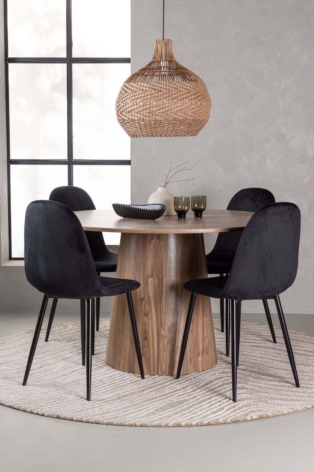 Lanzo Matbord med Polar Stolarna – Bord: ⌀120 Stol: 53,3x88x44
