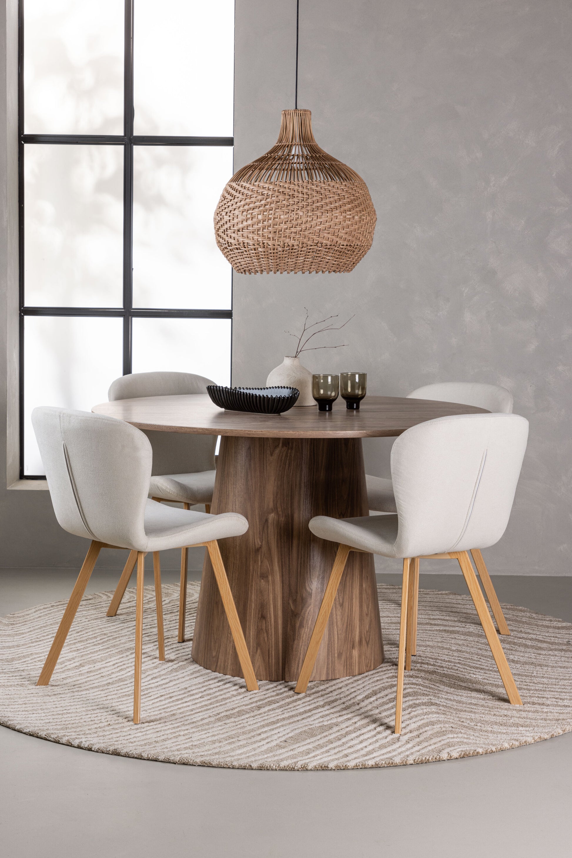 Lanzo Matbord med Lilja Stolarna – Bord: ⌀120 Stol: 50x80x48