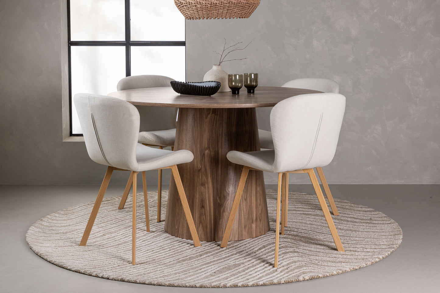 Lanzo Matbord med Lilja Stolarna – Bord: ⌀120 Stol: 50x80x48