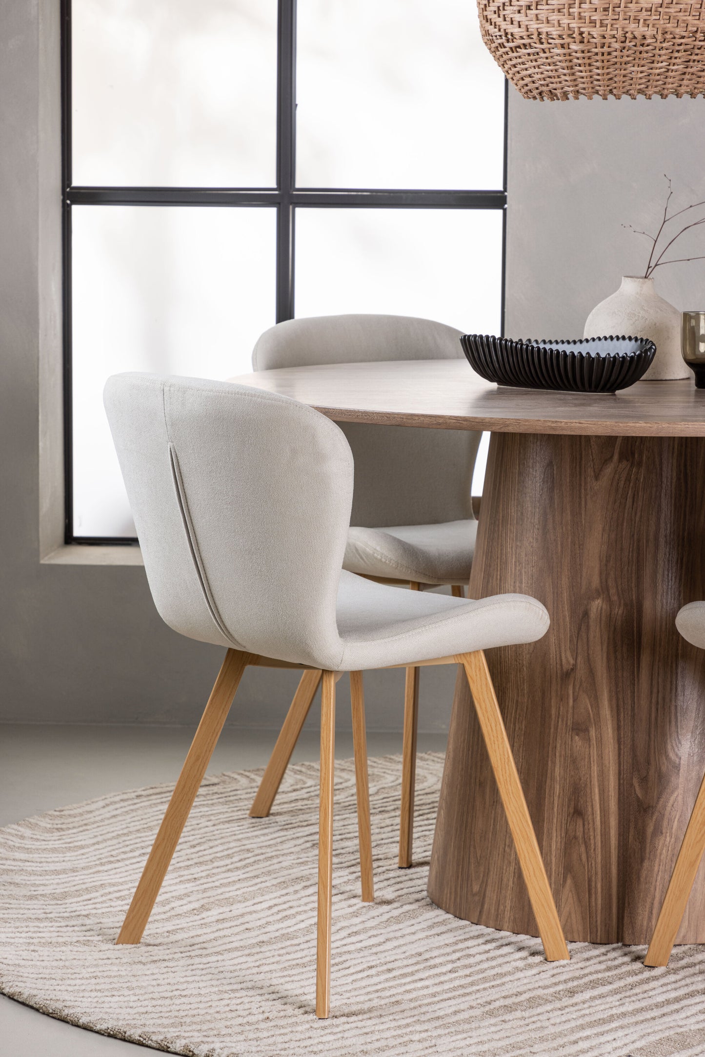 Lanzo Matbord med Lilja Stolarna – Bord: ⌀120 Stol: 50x80x48