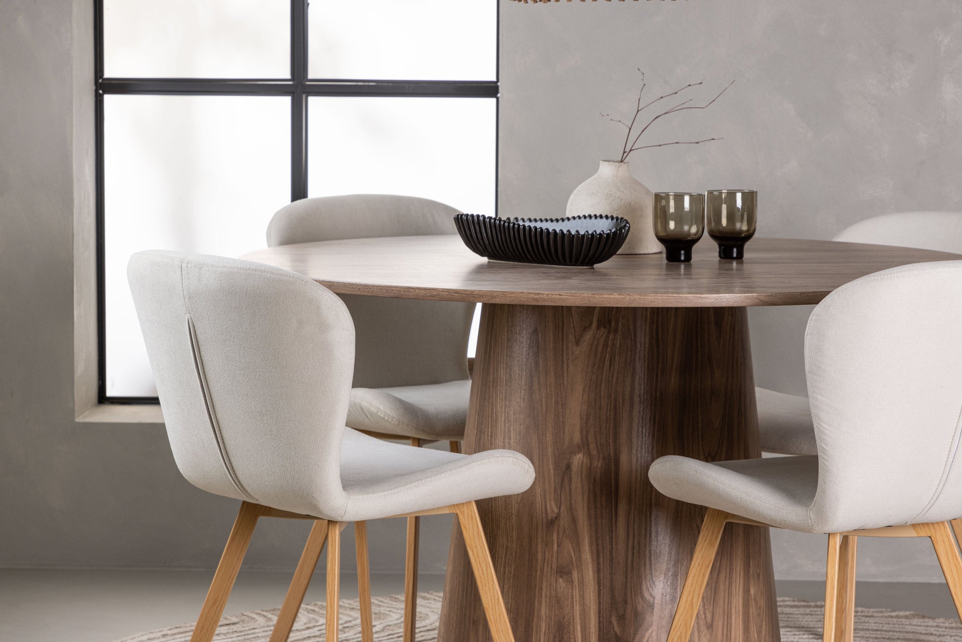 Lanzo Matbord med Lilja Stolarna – Bord: ⌀120 Stol: 50x80x48