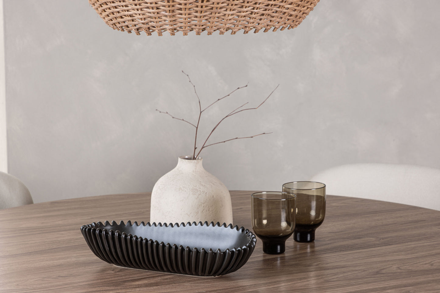 Lanzo Matbord med Lilja Stolarna – Bord: ⌀120 Stol: 50x80x48