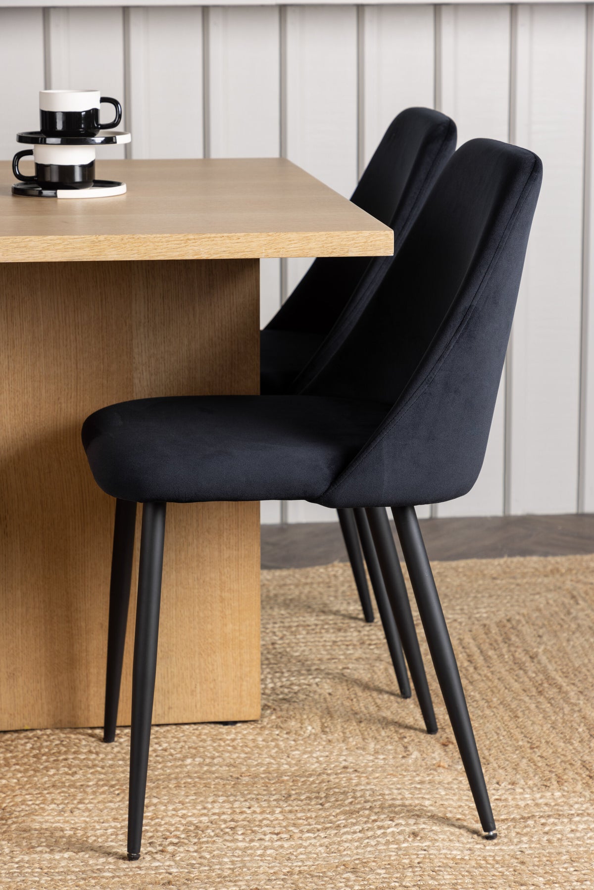 Leo Matbord med Night Stolarna – Bord: 75x100x100 Stol: 56x87x49