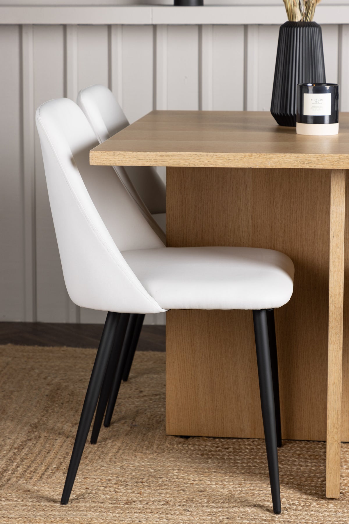 Leo Matbord med Night Stolarna – Bord: 75x100x100 Stol: 56x87x49