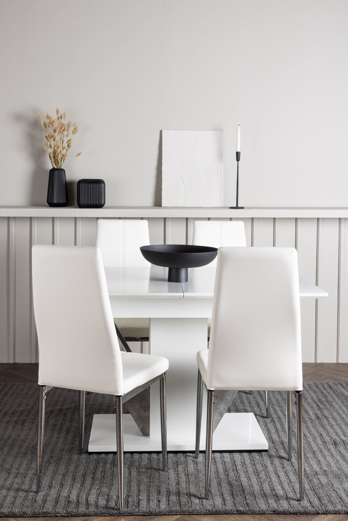 Disa Matbord med Pastill Stolarna