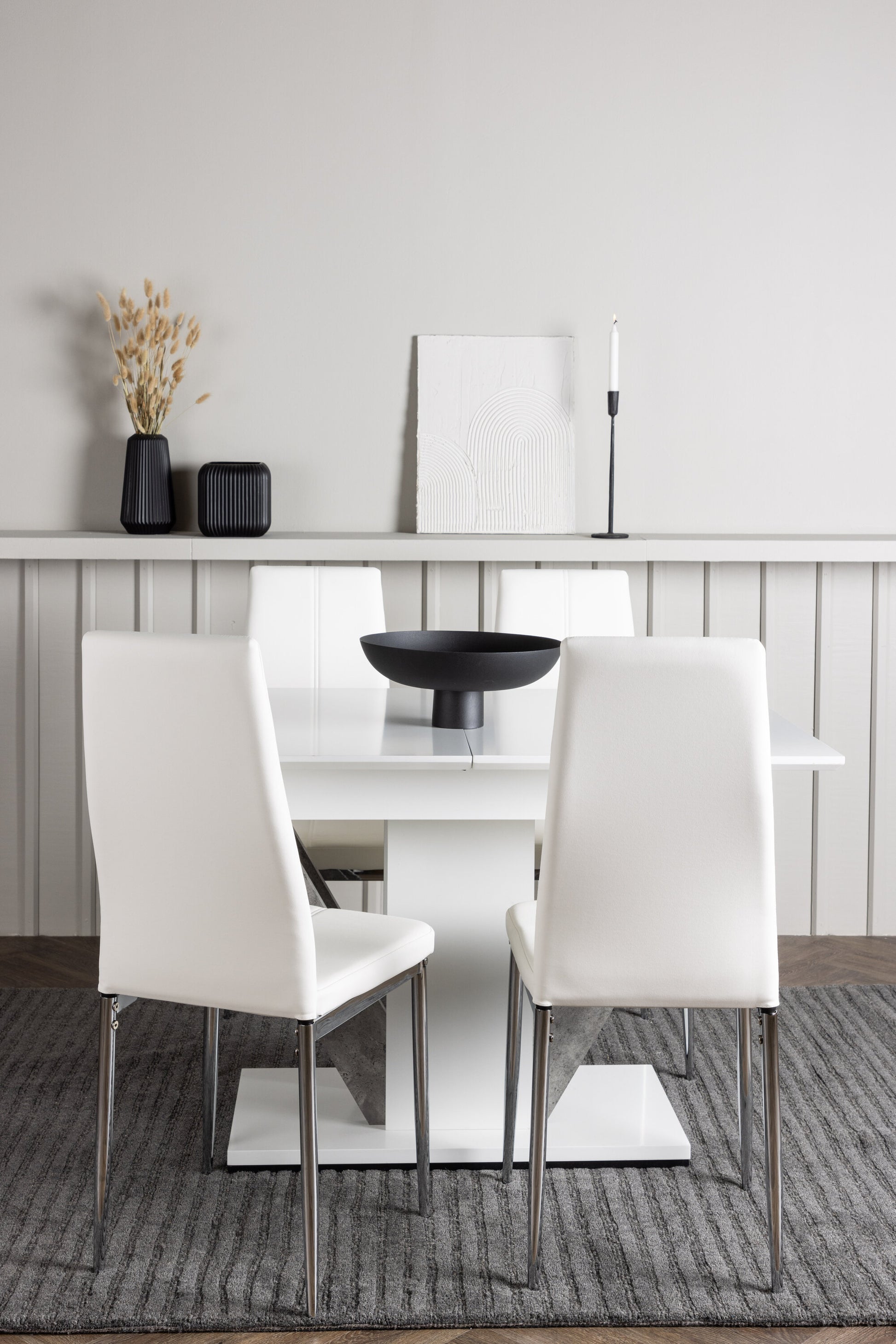 Disa Matbord med Pastill Stolarna