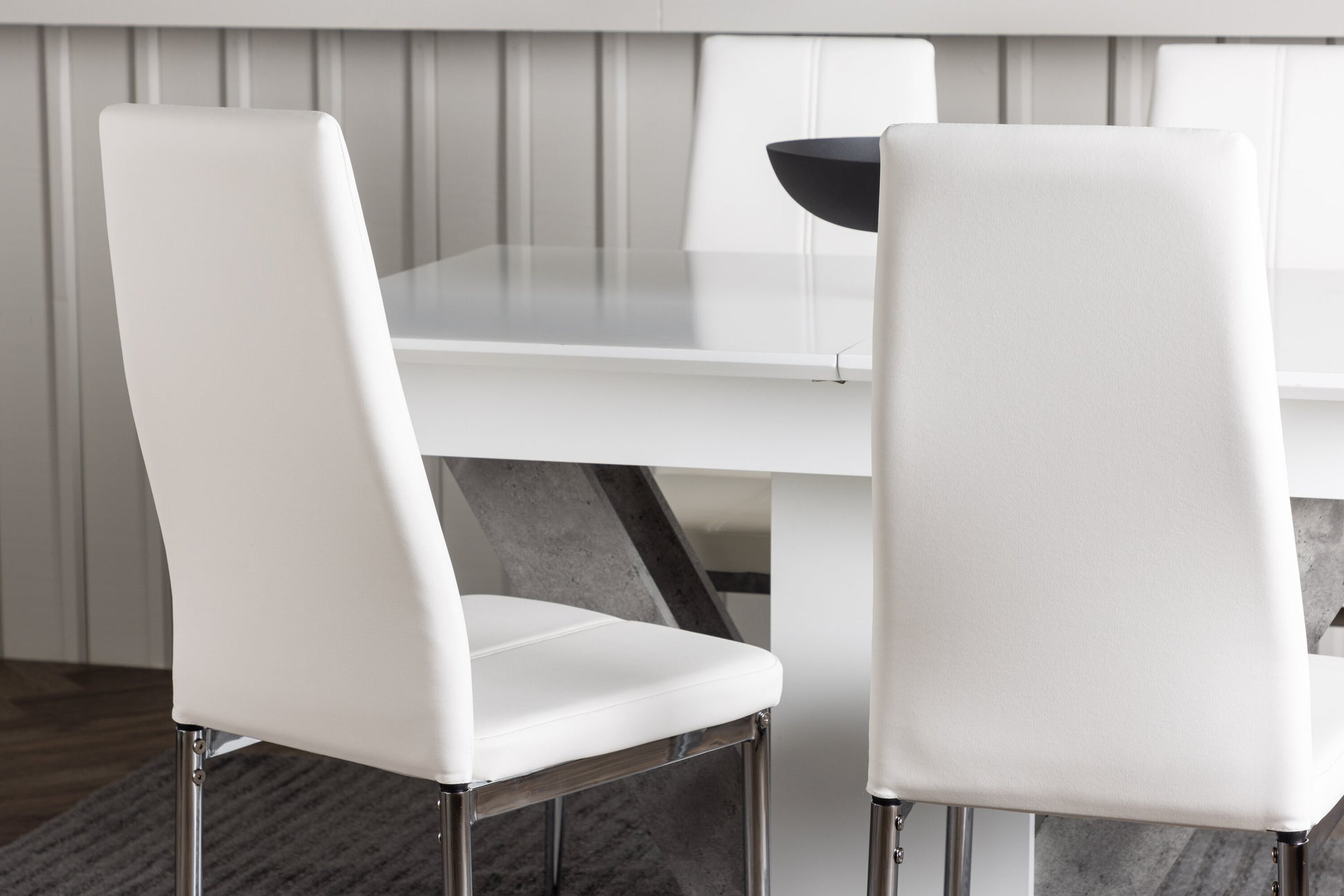 Disa Matbord med Pastill Stolarna