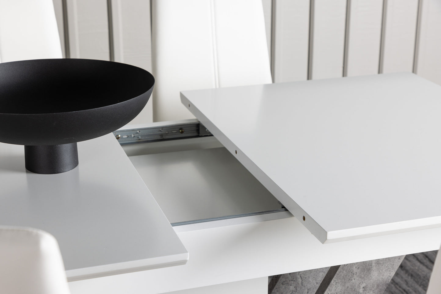 Disa Matbord med Pastill Stolarna