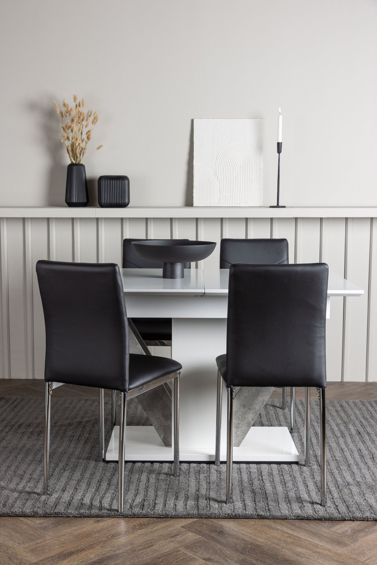 Disa Matbord med Lily Stolarna