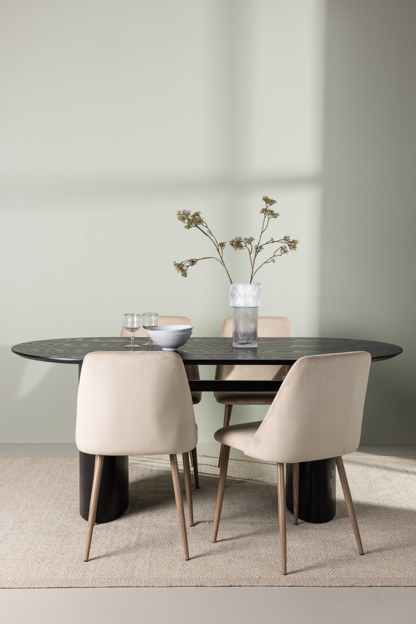 Isolde Matbord med Night Stolarna – Bord: 75x180x90 Stol: 56x87x49