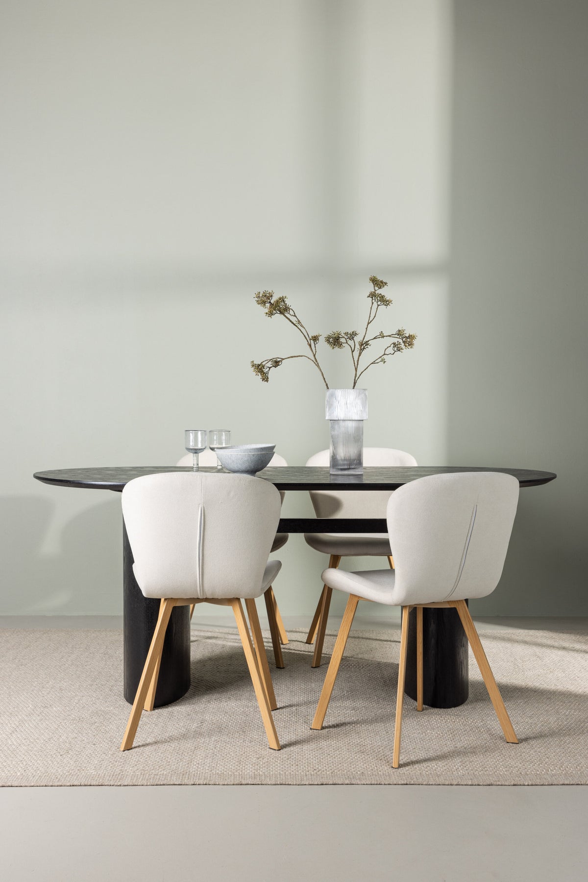 Isolde Matbord med Lilja Stolarna – Bord: 75x180x90 Stol: 50x80x48