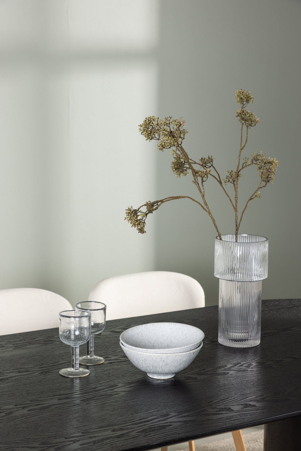 Isolde Matbord med Lilja Stolarna – Bord: 75x180x90 Stol: 50x80x48