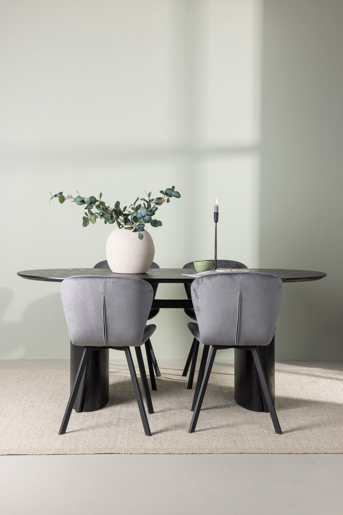 Isolde Matbord med Lilja Stolarna – Bord: 75x180x90 Stol: 50x80x48