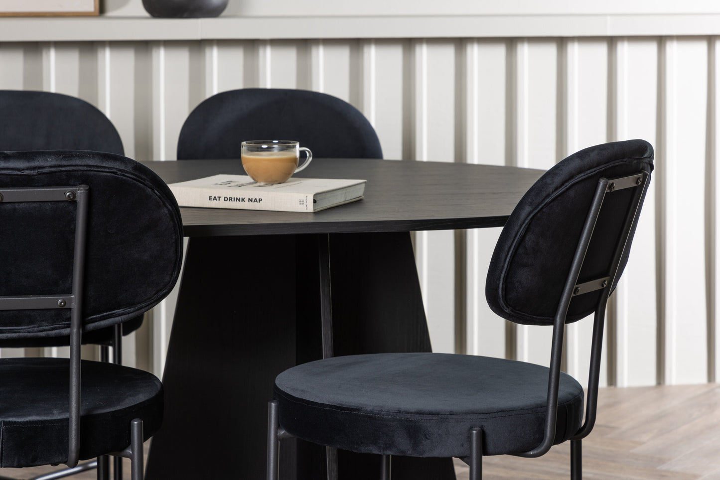 Bootcut Matbord med Stella Stolarna – Bord: 75x230x115 Stol: 60x89x50