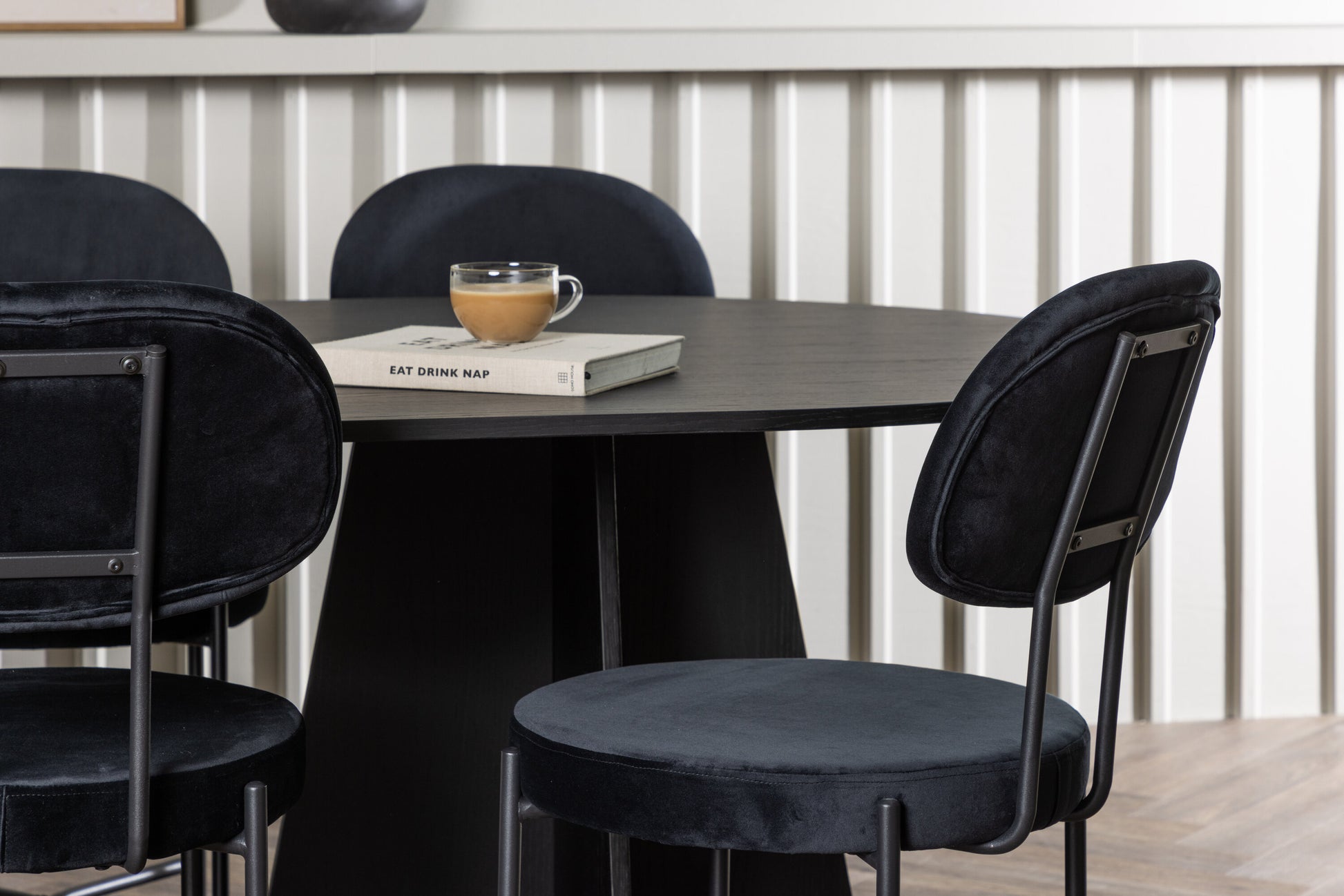 Bootcut Matbord med Stella Stolarna – Bord: 75x230x115 Stol: 60x89x50