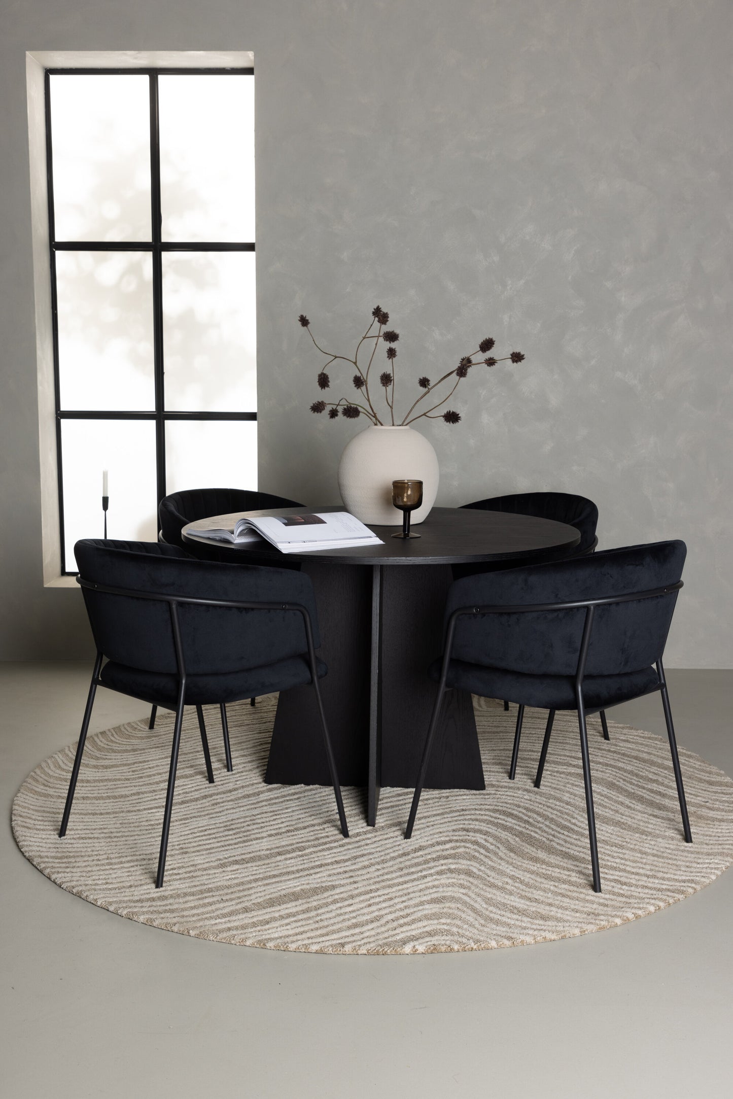Bootcut Matbord med Selma Stolarna – Bord: ⌀110 Stol: 58x82x54