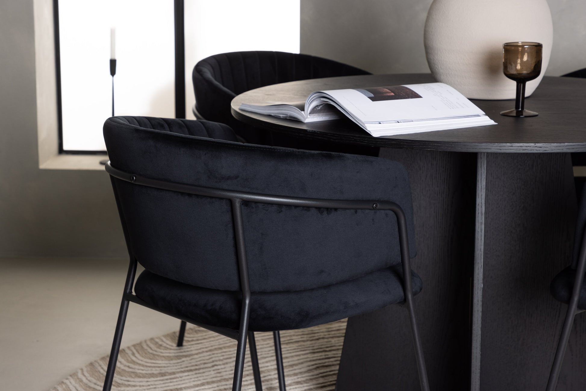 Bootcut Matbord med Selma Stolarna – Bord: ⌀110 Stol: 58x82x54