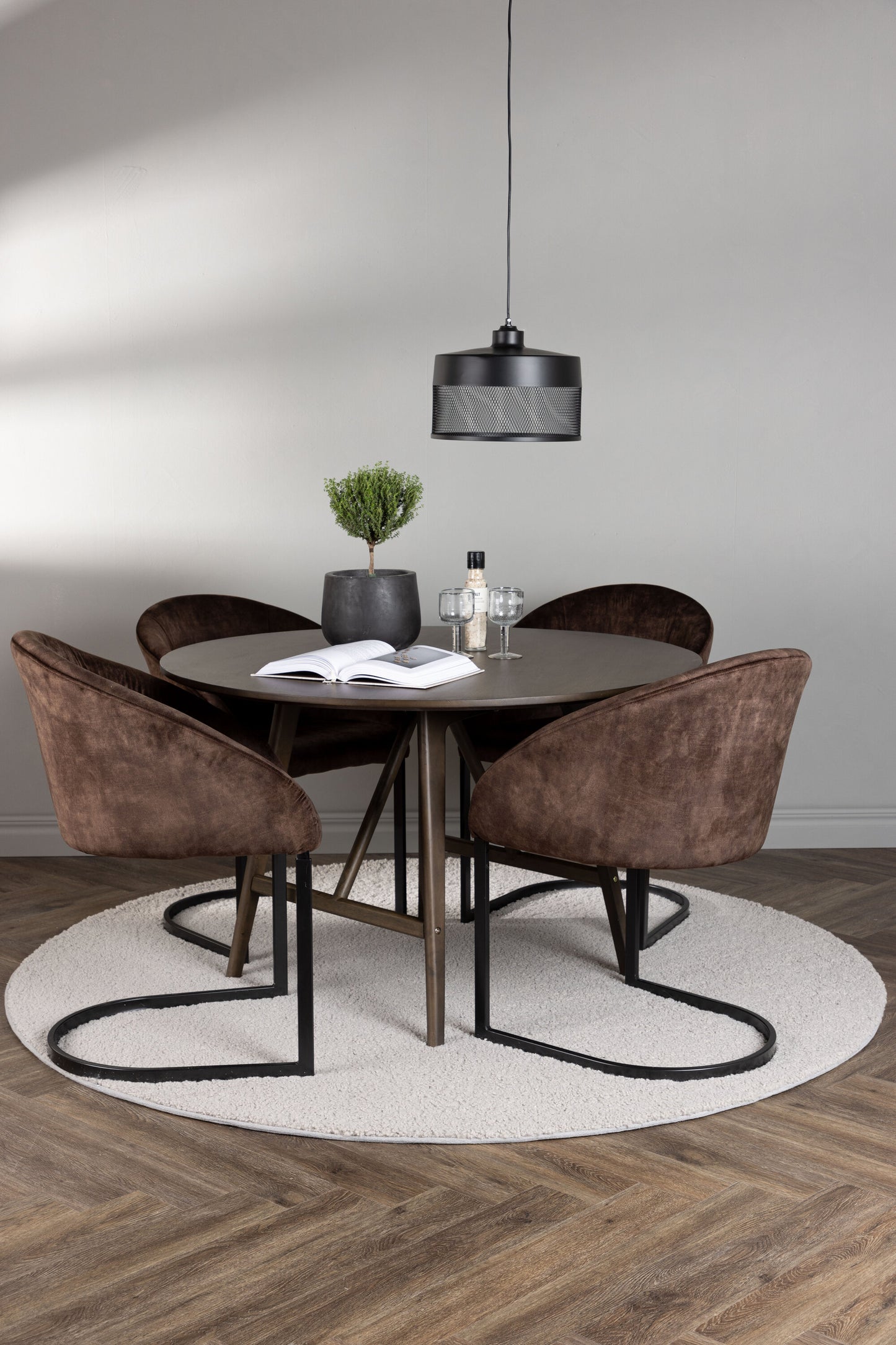 Kaseidon Matbord med Evening Stolarna – Bord: ⌀100 Stol: 65x82x56
