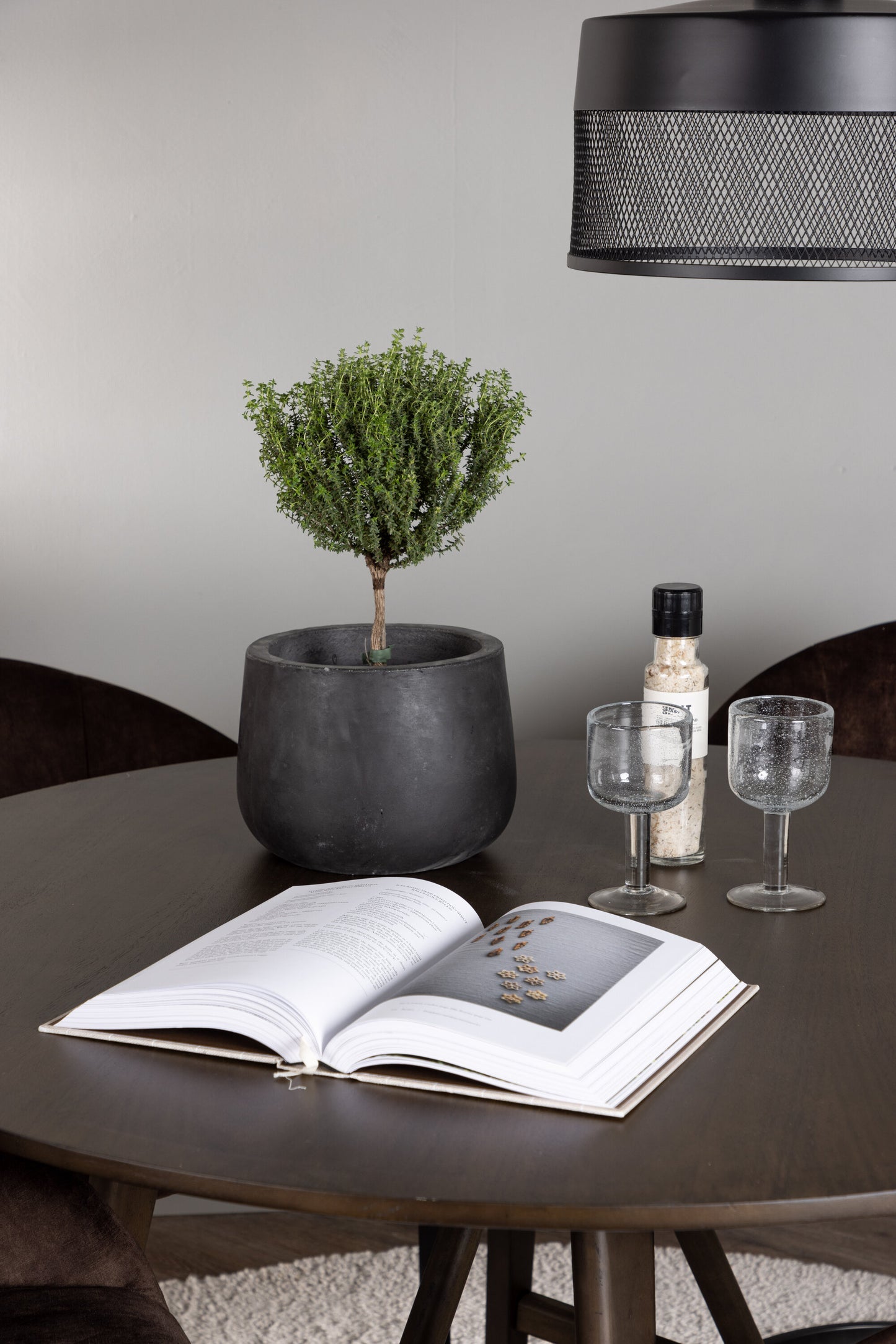 Kaseidon Matbord med Evening Stolarna – Bord: ⌀100 Stol: 65x82x56