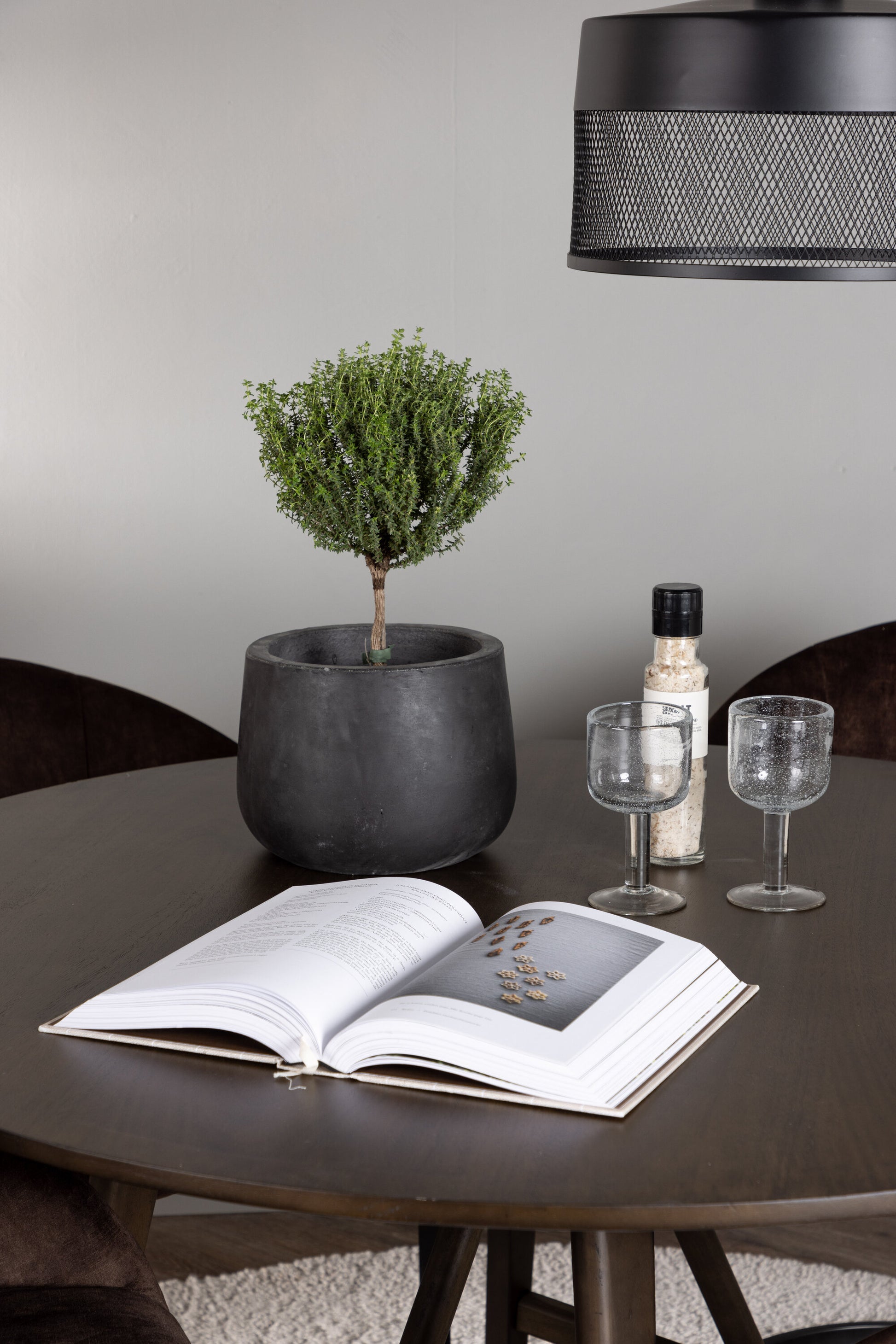 Kaseidon Matbord med Evening Stolarna – Bord: ⌀100 Stol: 65x82x56