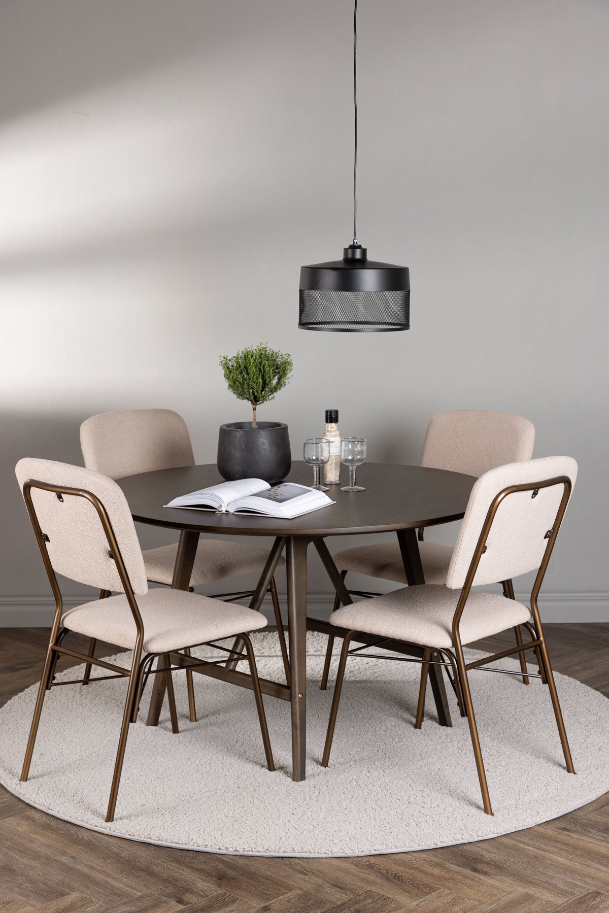 Kaseidon Matbord med Seda Stolarna – Bord: ⌀100 Stol: 56x94x48,5