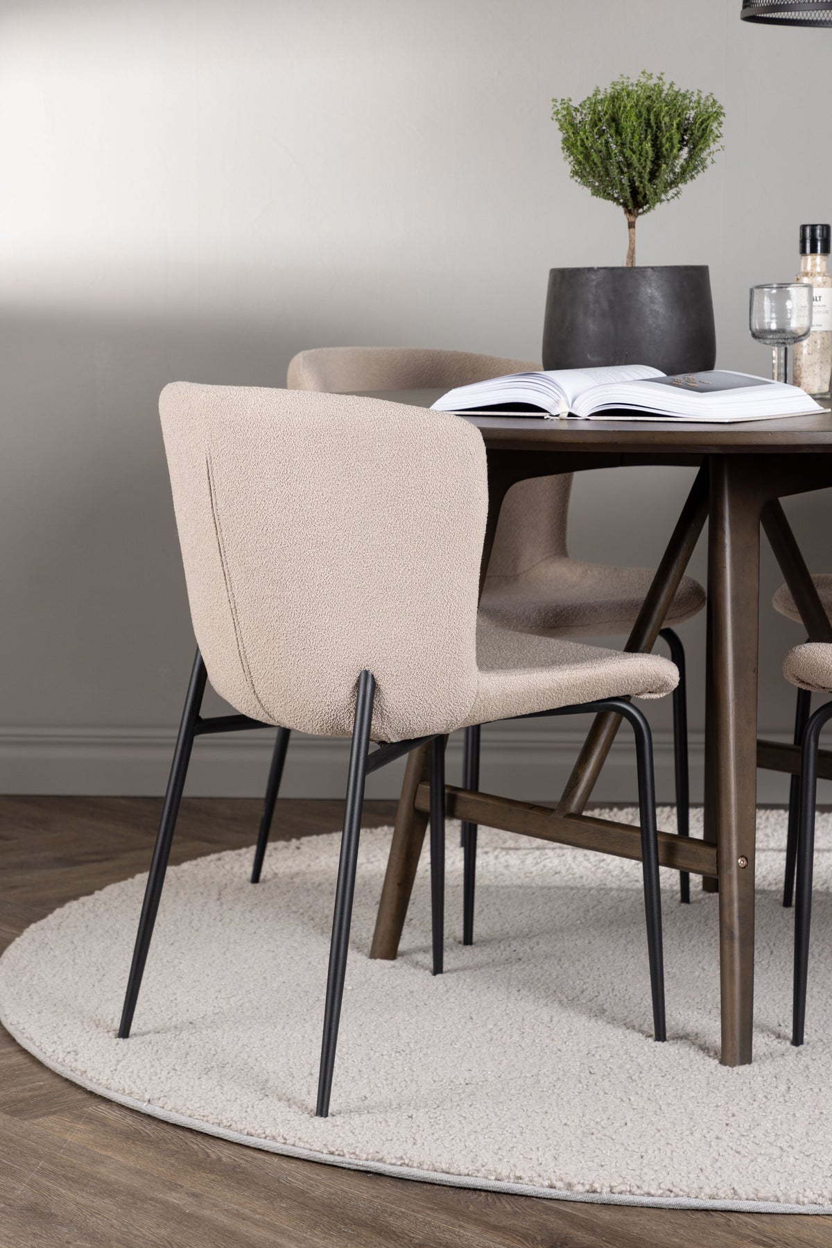 Kaseidon Matbord med Modesto Stolarna – Bord: ⌀100 Stol: 54x79,5x48