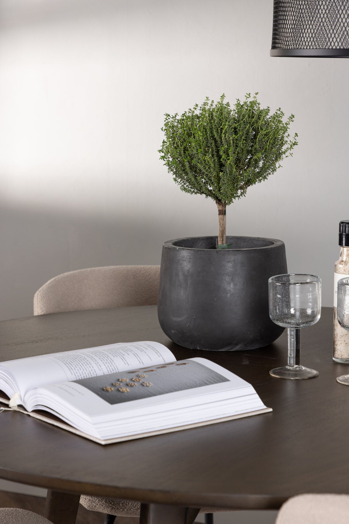 Kaseidon Matbord med Modesto Stolarna – Bord: ⌀100 Stol: 54x79,5x48
