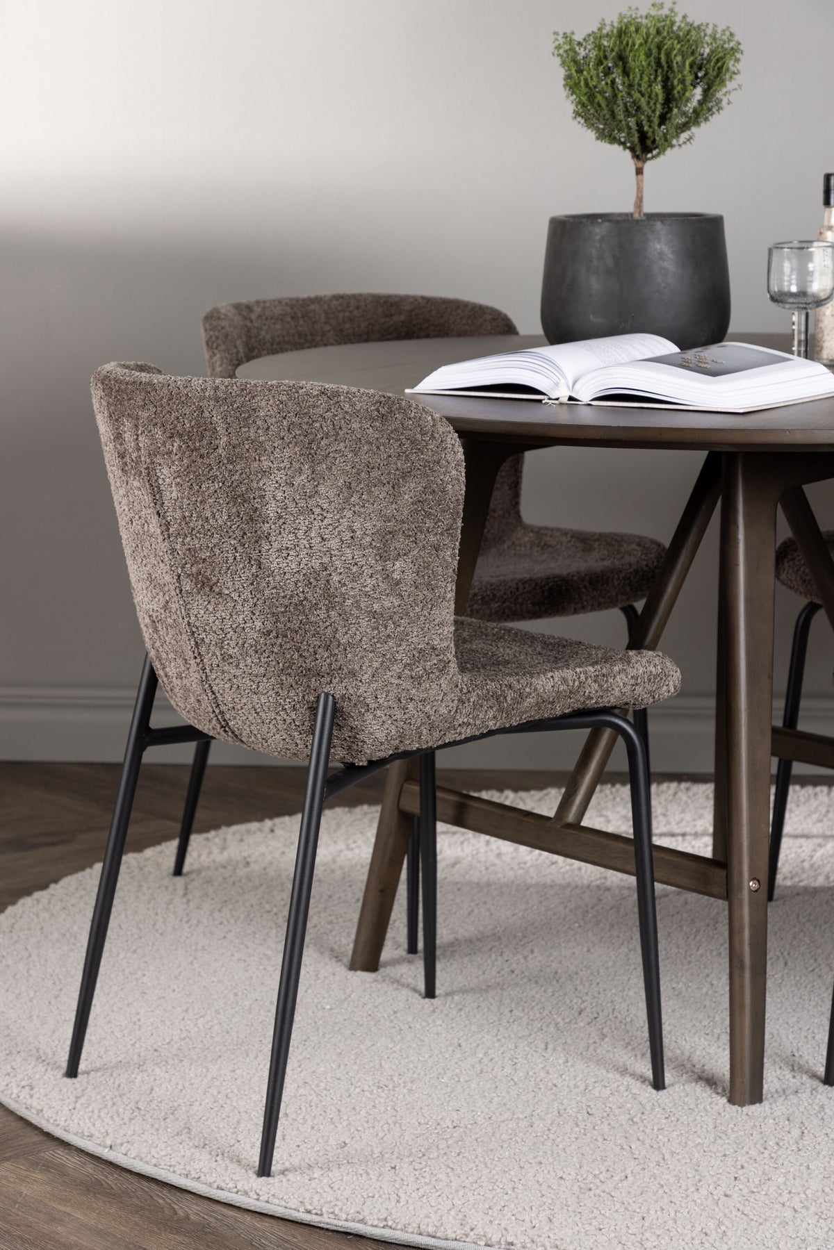 Kaseidon Matbord med Modesto Stolarna – Bord: ⌀100 Stol: 54x79,5x48