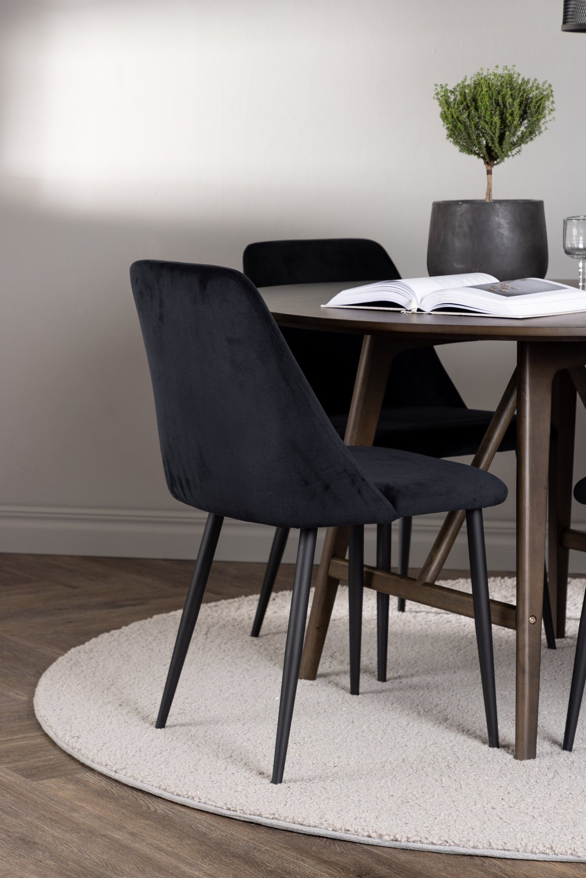 Kaseidon Matbord med Night Stolarna – Bord: ⌀100 Stol: 56x87x49