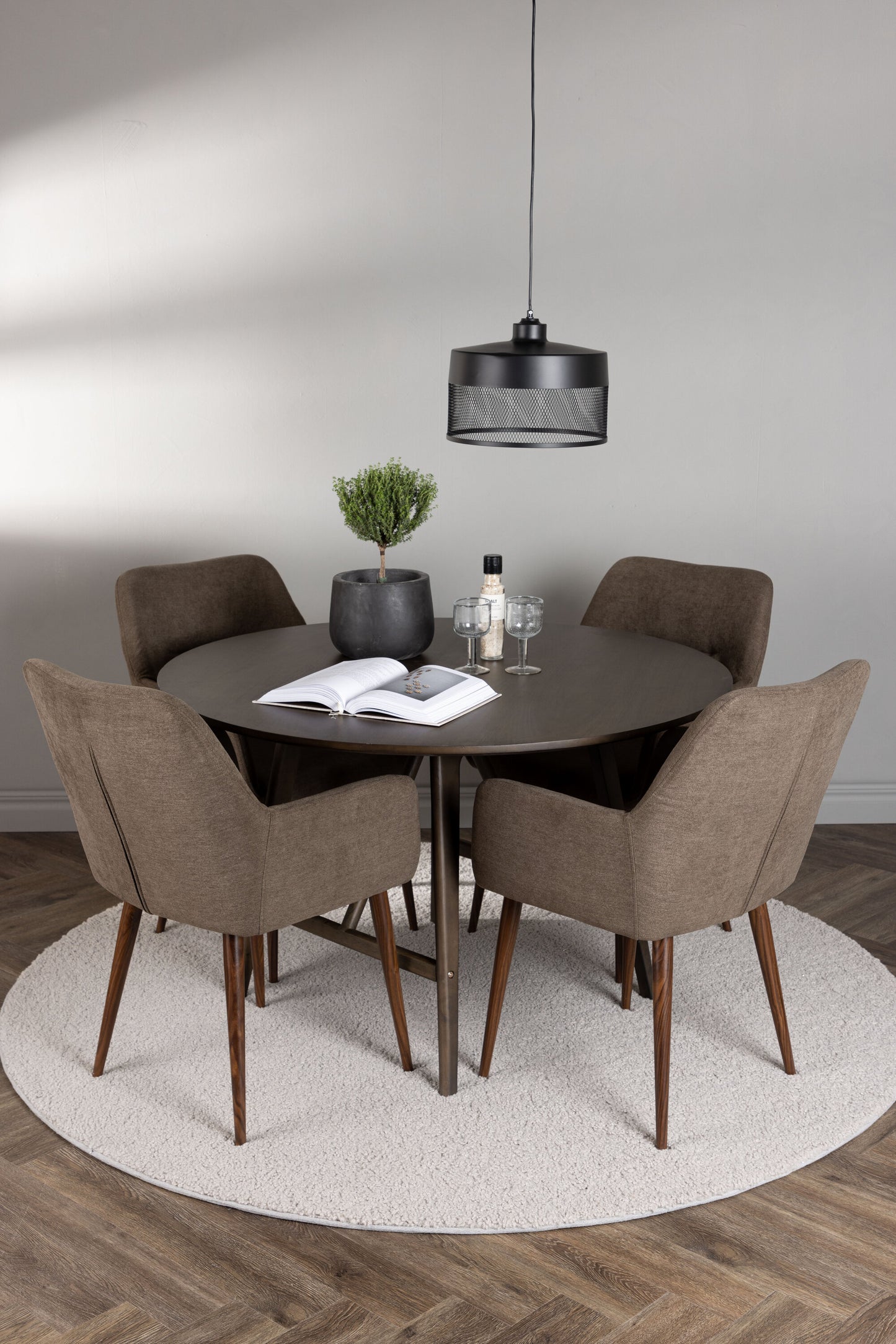 Kaseidon Matbord med Tomorrow Stolarna – Bord: ⌀100 Stol: 62x90x60