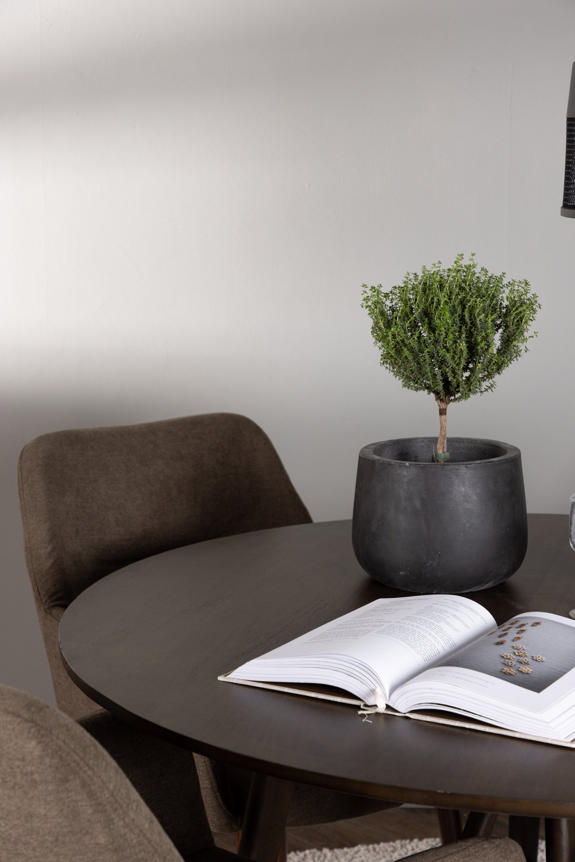 Kaseidon Matbord med Tomorrow Stolarna – Bord: ⌀100 Stol: 62x90x60