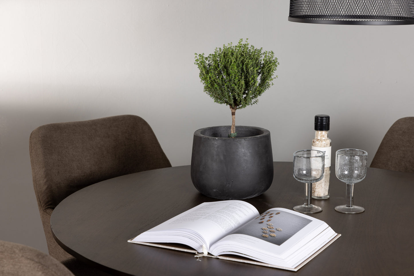 Kaseidon Matbord med Tomorrow Stolarna – Bord: ⌀100 Stol: 62x90x60