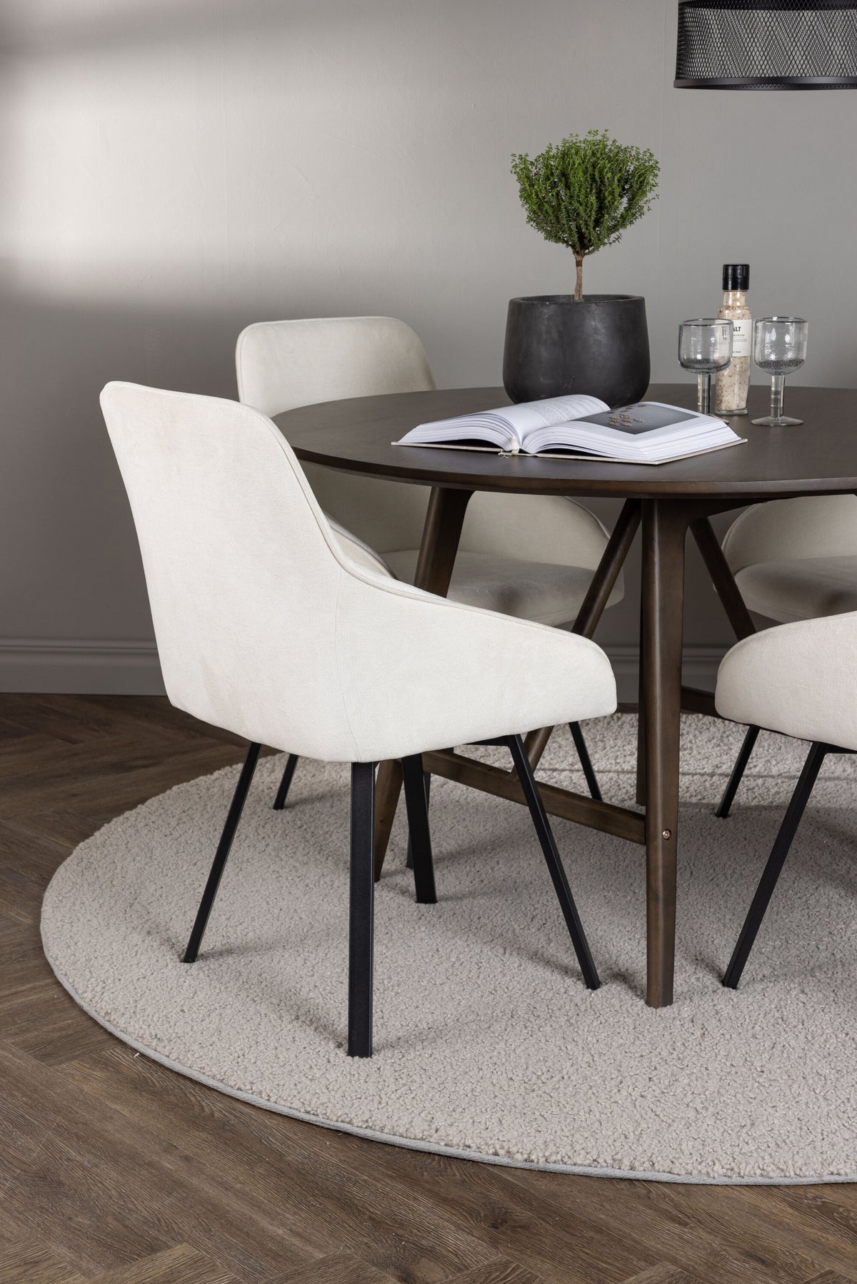 Kaseidon Matbord med Rosie Stolarna – Bord: ⌀100 Stol: 60x88x55