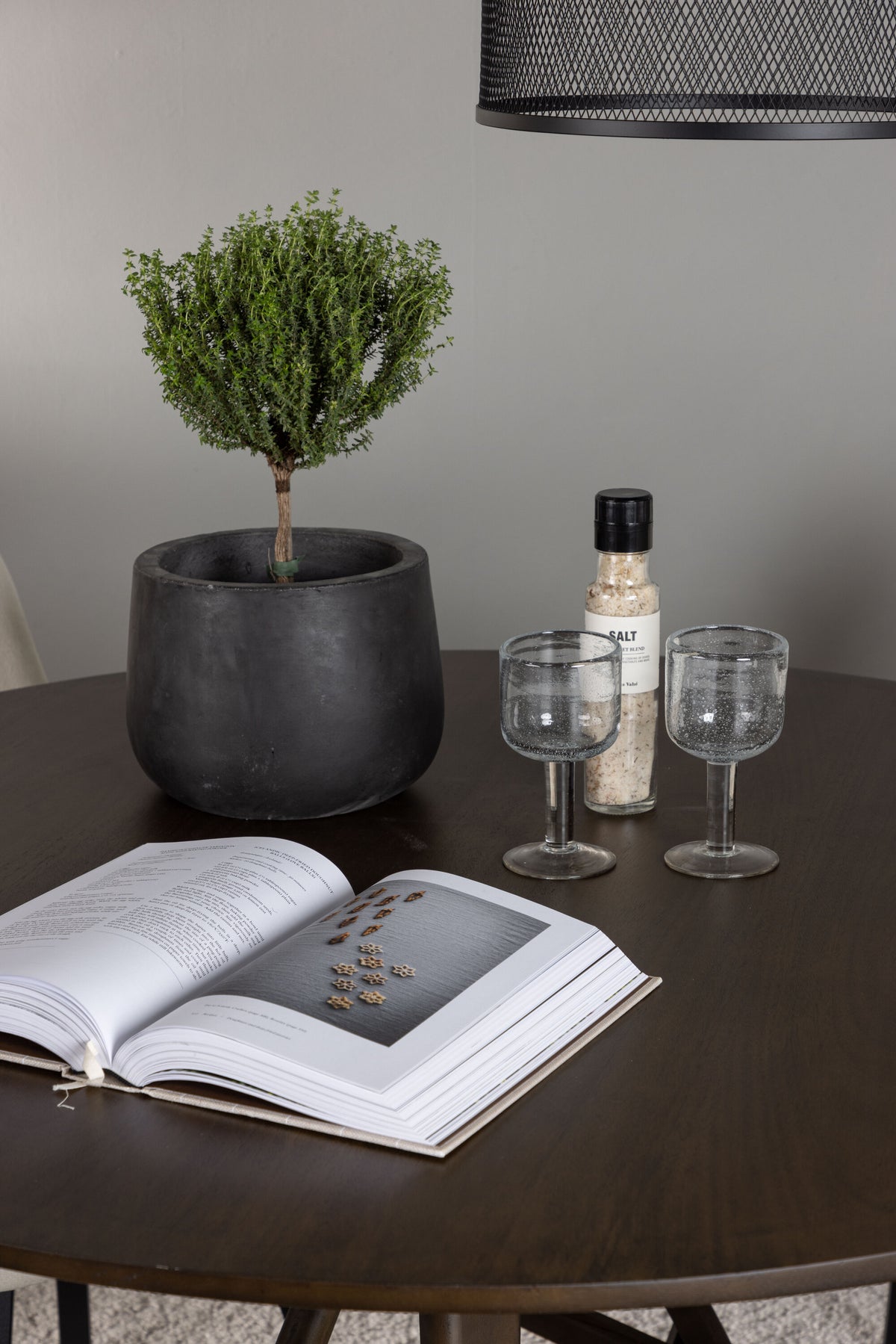 Kaseidon Matbord med Rosie Stolarna – Bord: ⌀100 Stol: 60x88x55